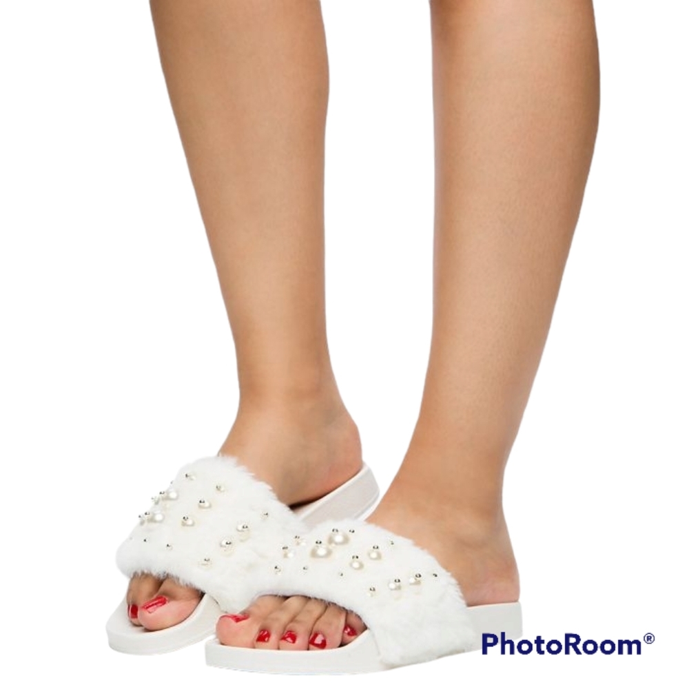 BAMBOO White Faux Fur & Pearls Pool Slides - Size 10